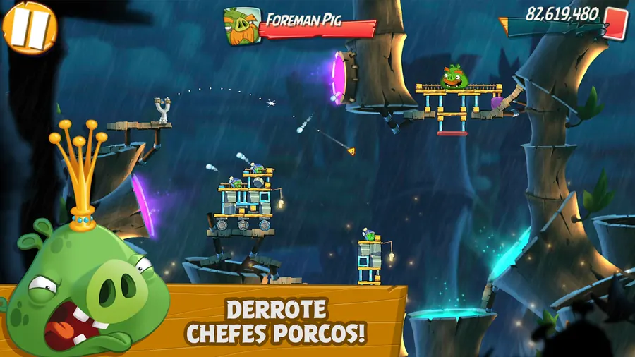 Porco rei de coroa ao lado de torres de madeira numa floresta escura, com o aviso Derrote chefes porcos, em Angry Birds 2