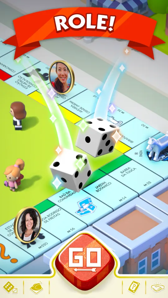 Dois dados brancos a rolar sobre um tabuleiro verde, com o botão vermelho GO em baixo, em MONOPOLY GO!