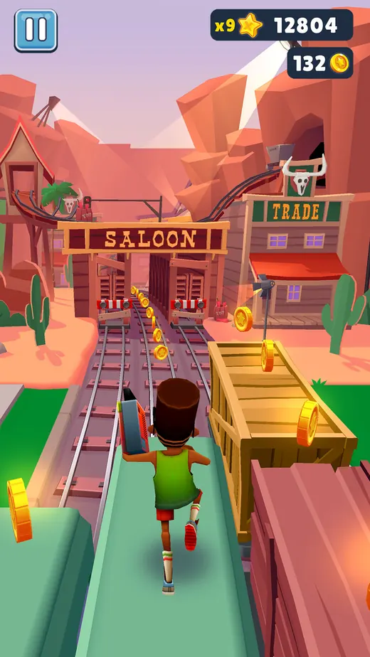 Rua de terra batida com saloon de madeira e carris, onde corre uma personagem de verde, em Subway Surfers